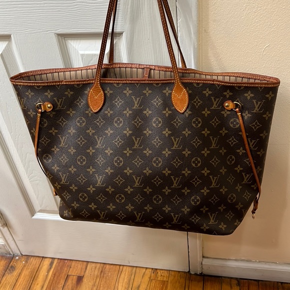 Louis Vuitton Handbags - Authentic Louis Vuttion never full used in good condition